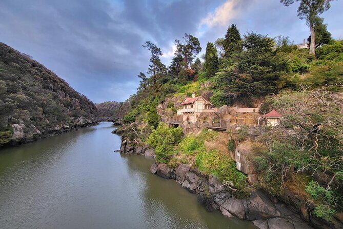 6-Days Discovery Tour of Tasmania - Comfort Style - Hobart morning energy: Salamanca Markets and an easy start